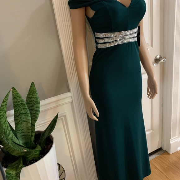 Women’s junior off- the shoulder dress size (S) - Picture 4 of 11